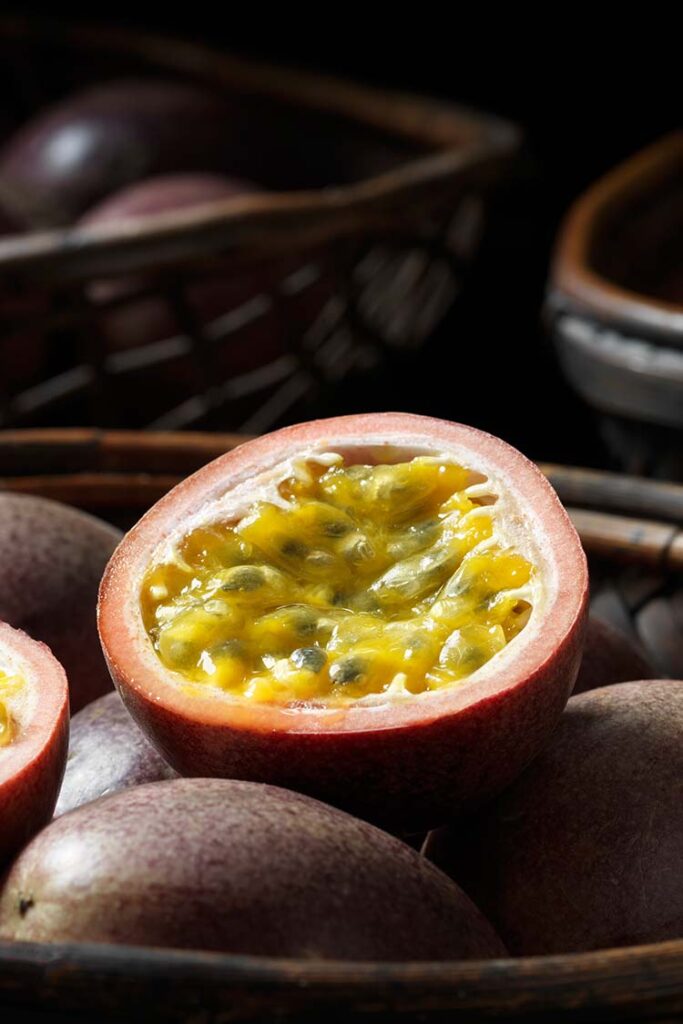 passion fruit tagliato a metà